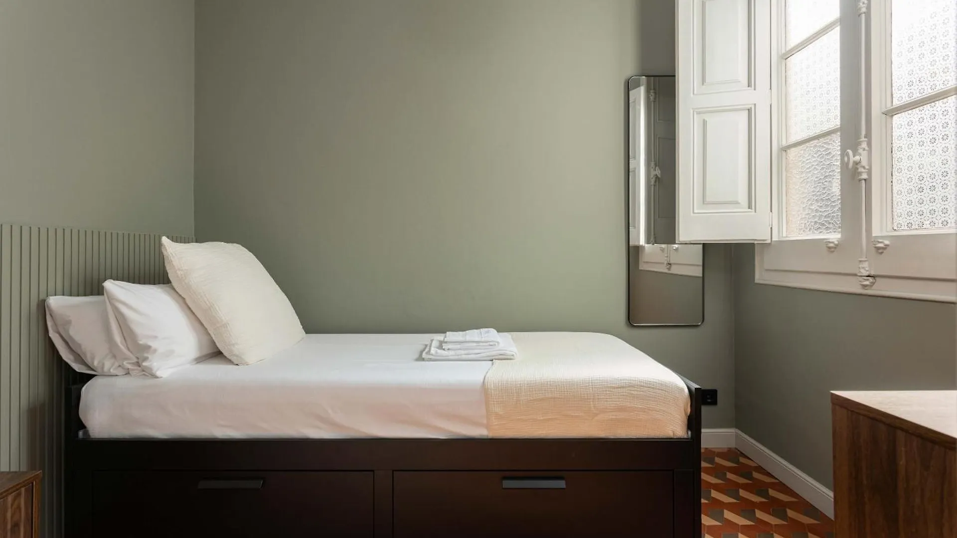 ברצלונה Spacious Stylish 4-Bedroom Modernist Apartment