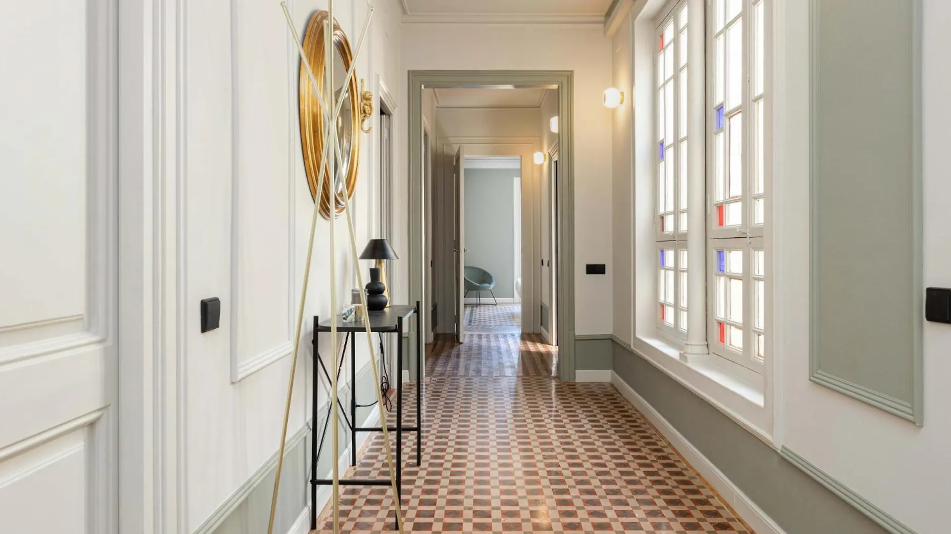 ברצלונה Spacious Stylish 4-Bedroom Modernist Apartment