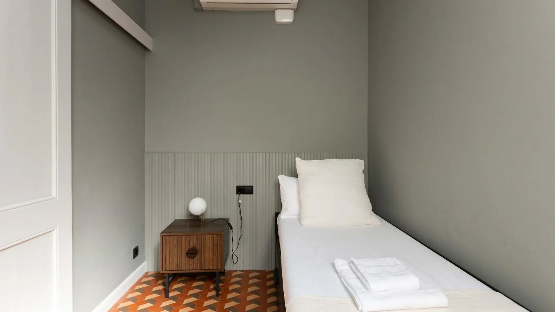 ברצלונה Spacious Stylish 4-Bedroom Modernist Apartment