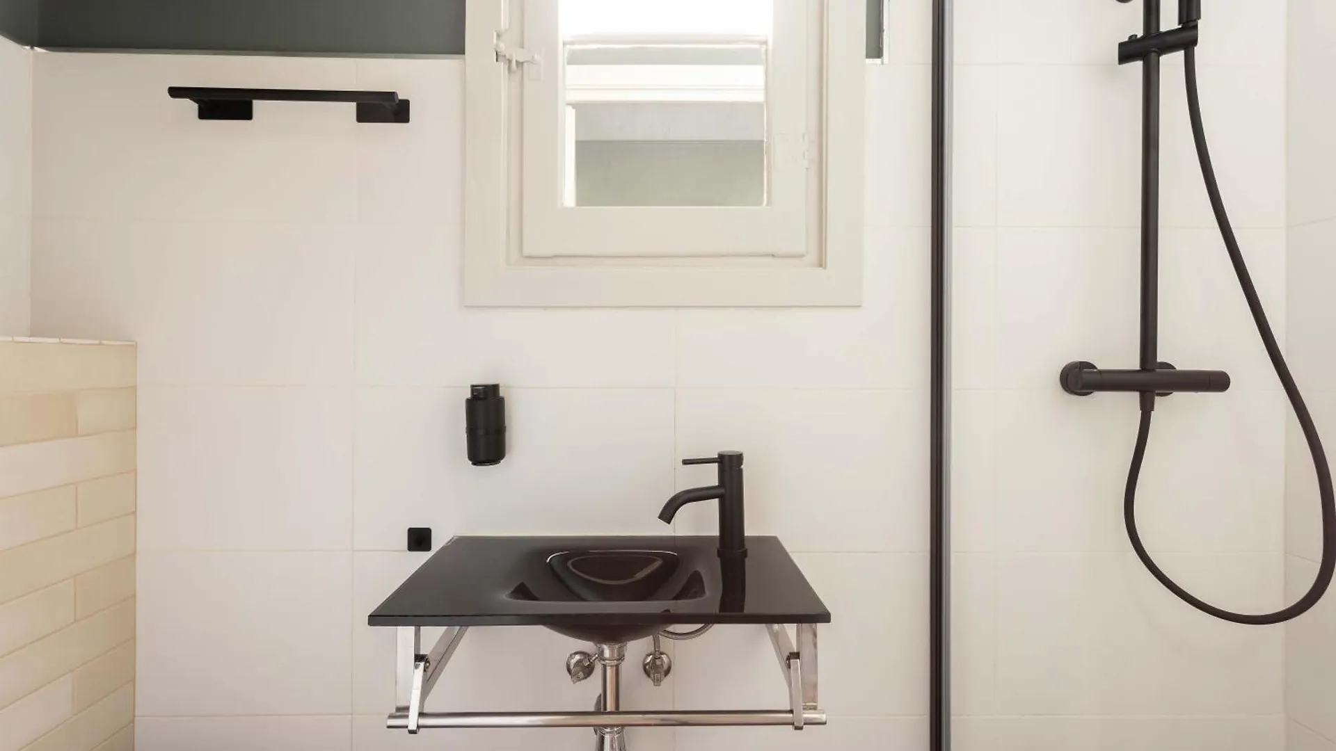 ברצלונה Spacious Stylish 4-Bedroom Modernist Apartment ספרד