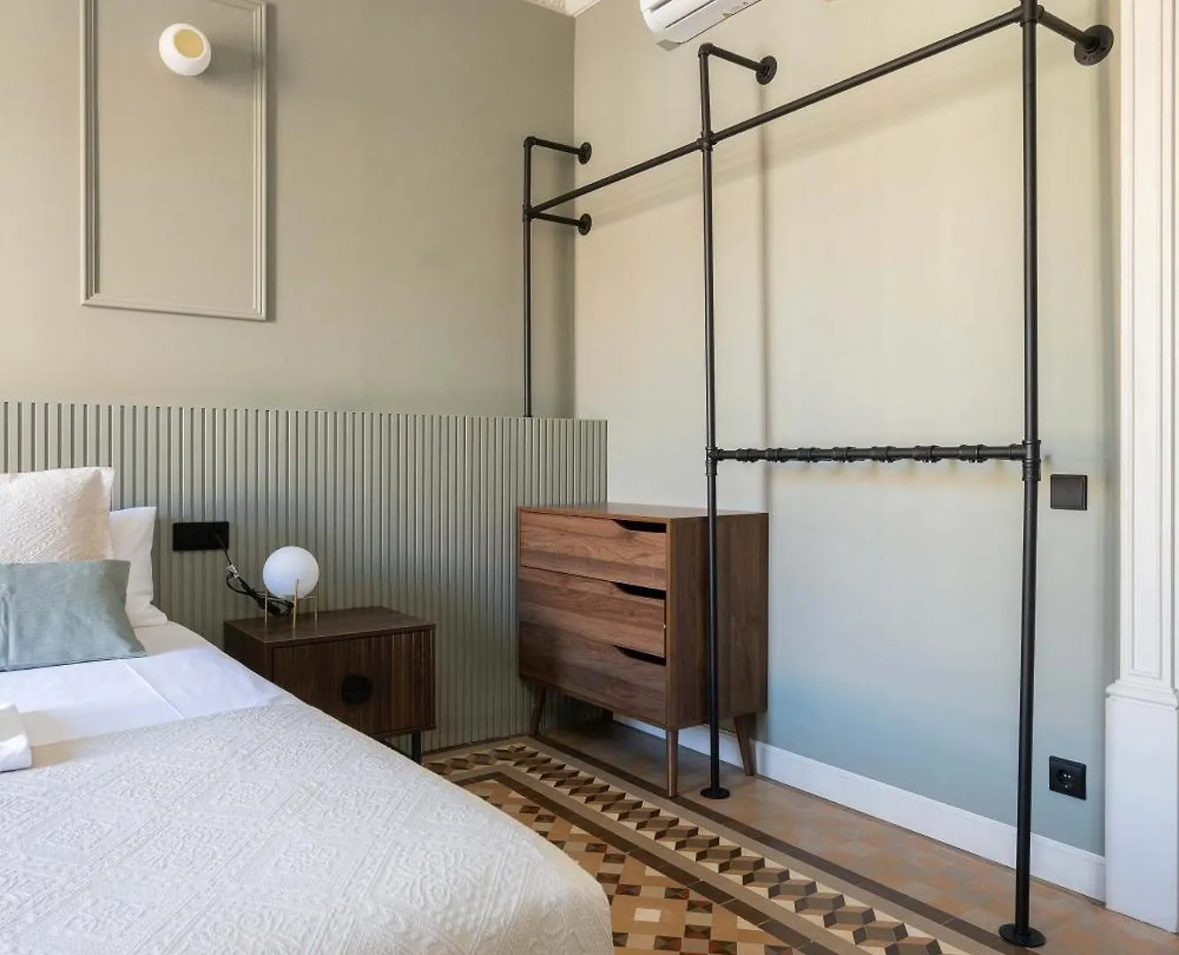 ברצלונה Spacious Stylish 4-Bedroom Modernist Apartment