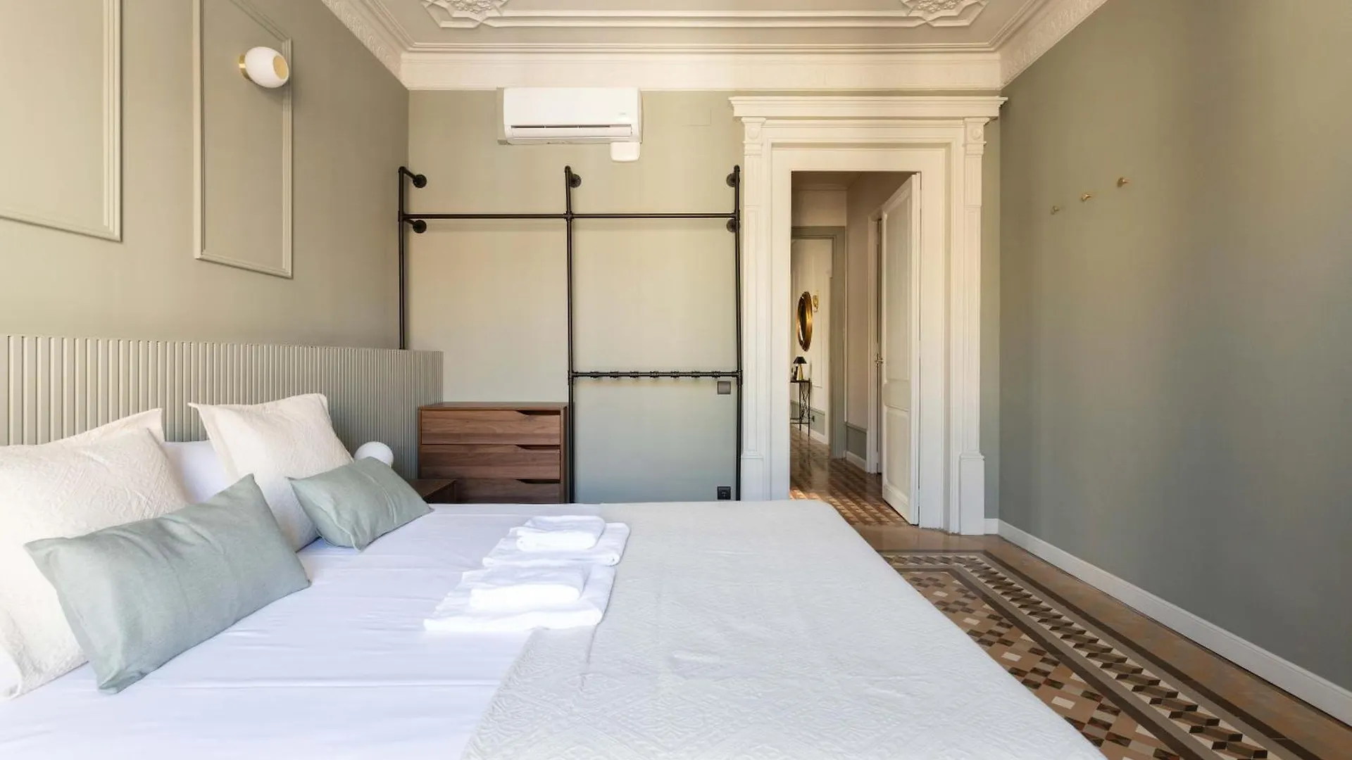 ברצלונה Spacious Stylish 4-Bedroom Modernist Apartment