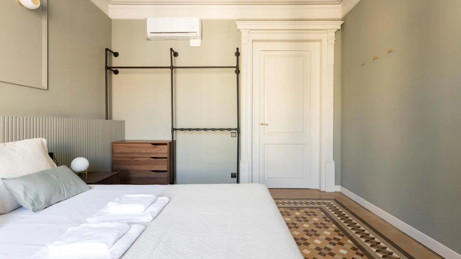 ברצלונה Spacious Stylish 4-Bedroom Modernist Apartment ספרד