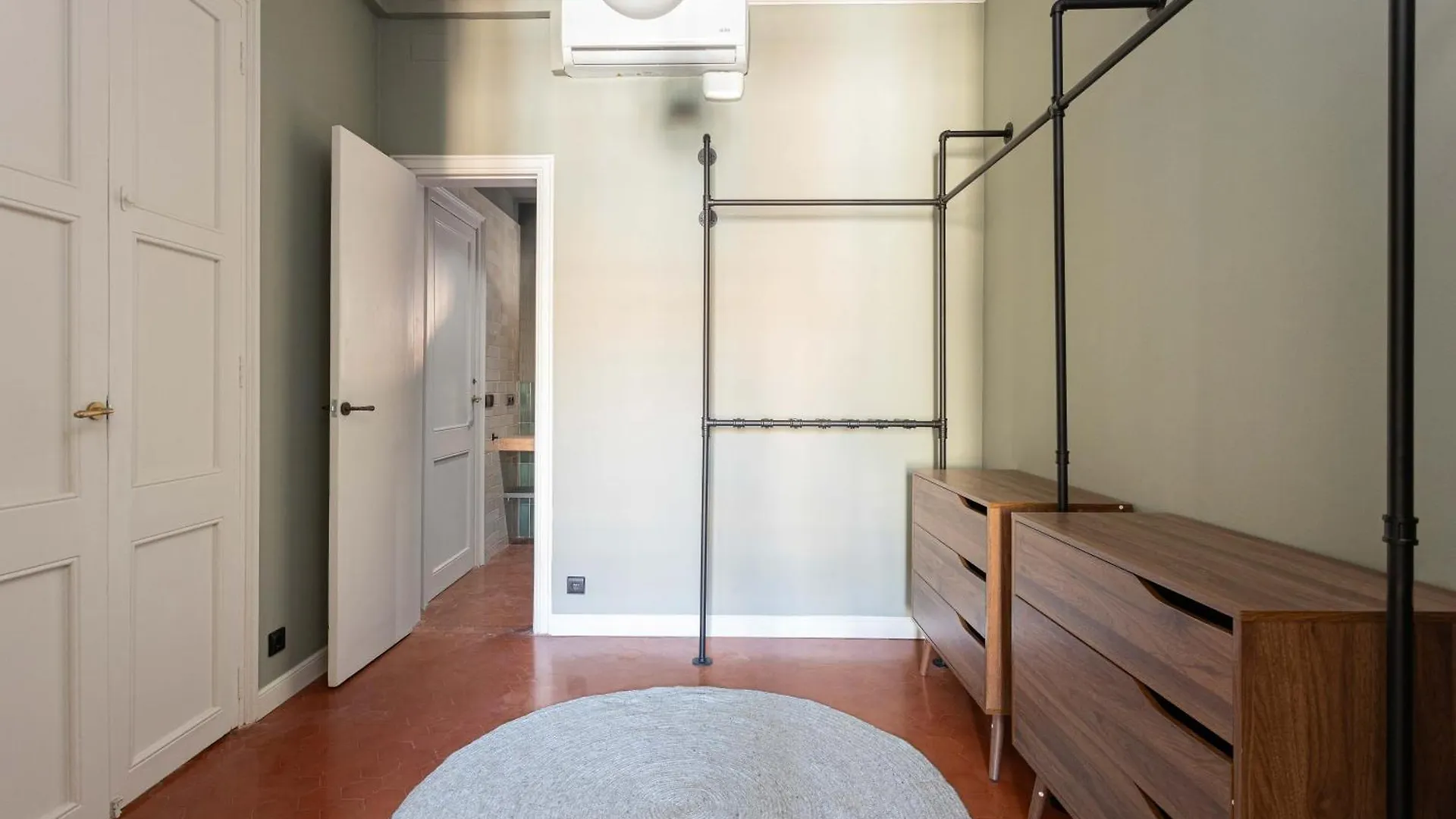 ברצלונה Spacious Stylish 4-Bedroom Modernist Apartment