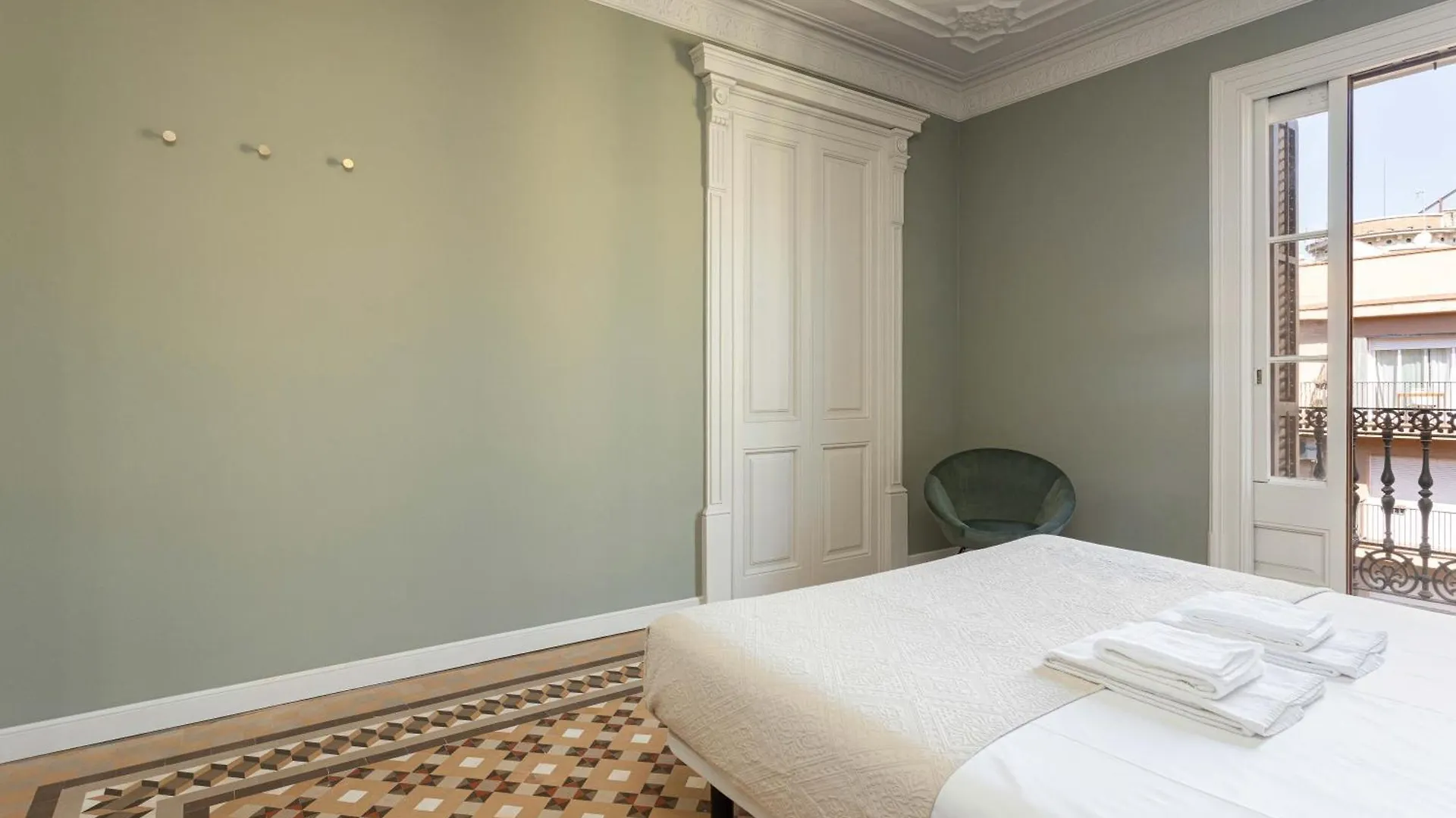 ברצלונה Spacious Stylish 4-Bedroom Modernist Apartment 0*,