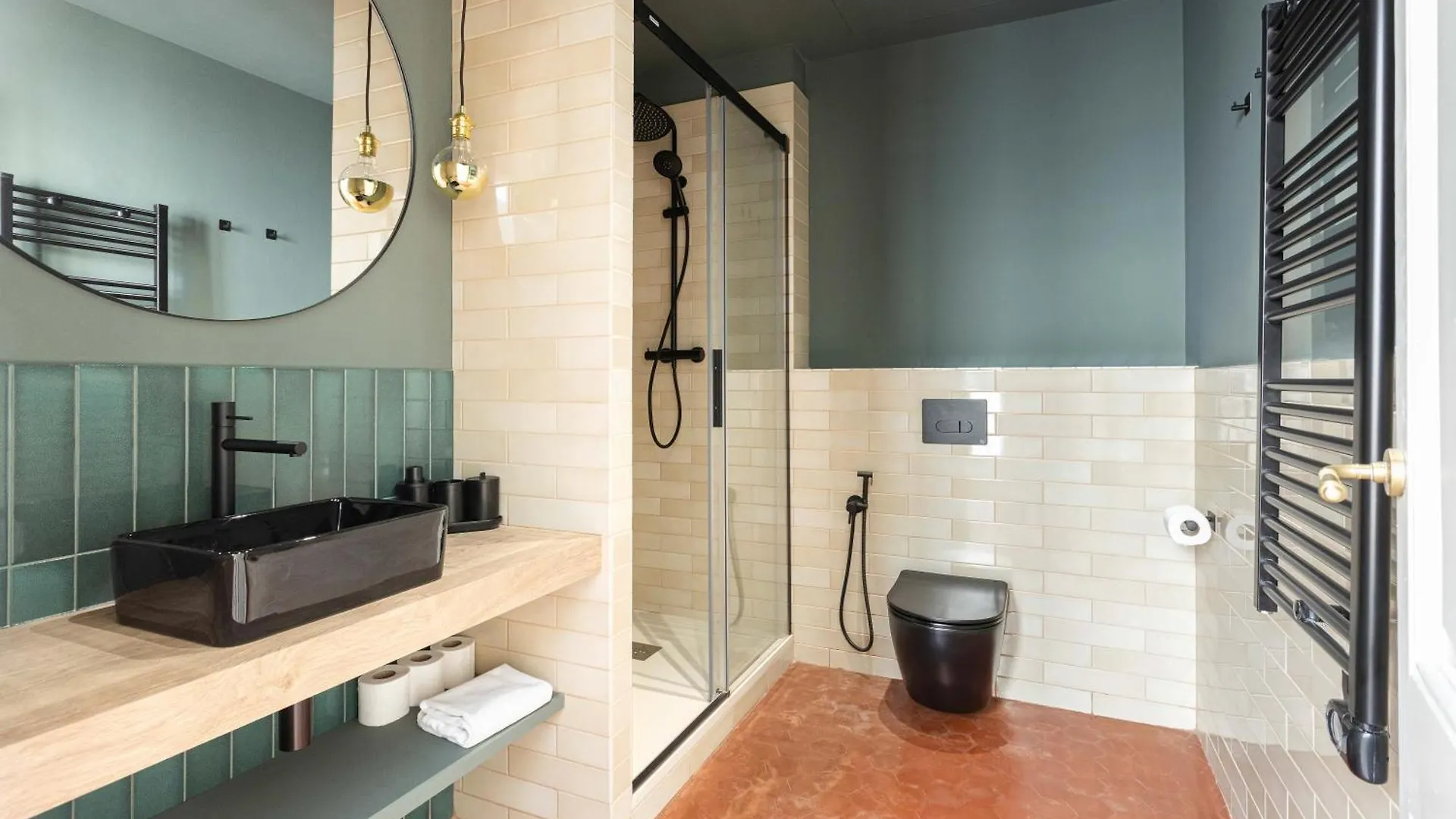 ברצלונה Spacious Stylish 4-Bedroom Modernist Apartment