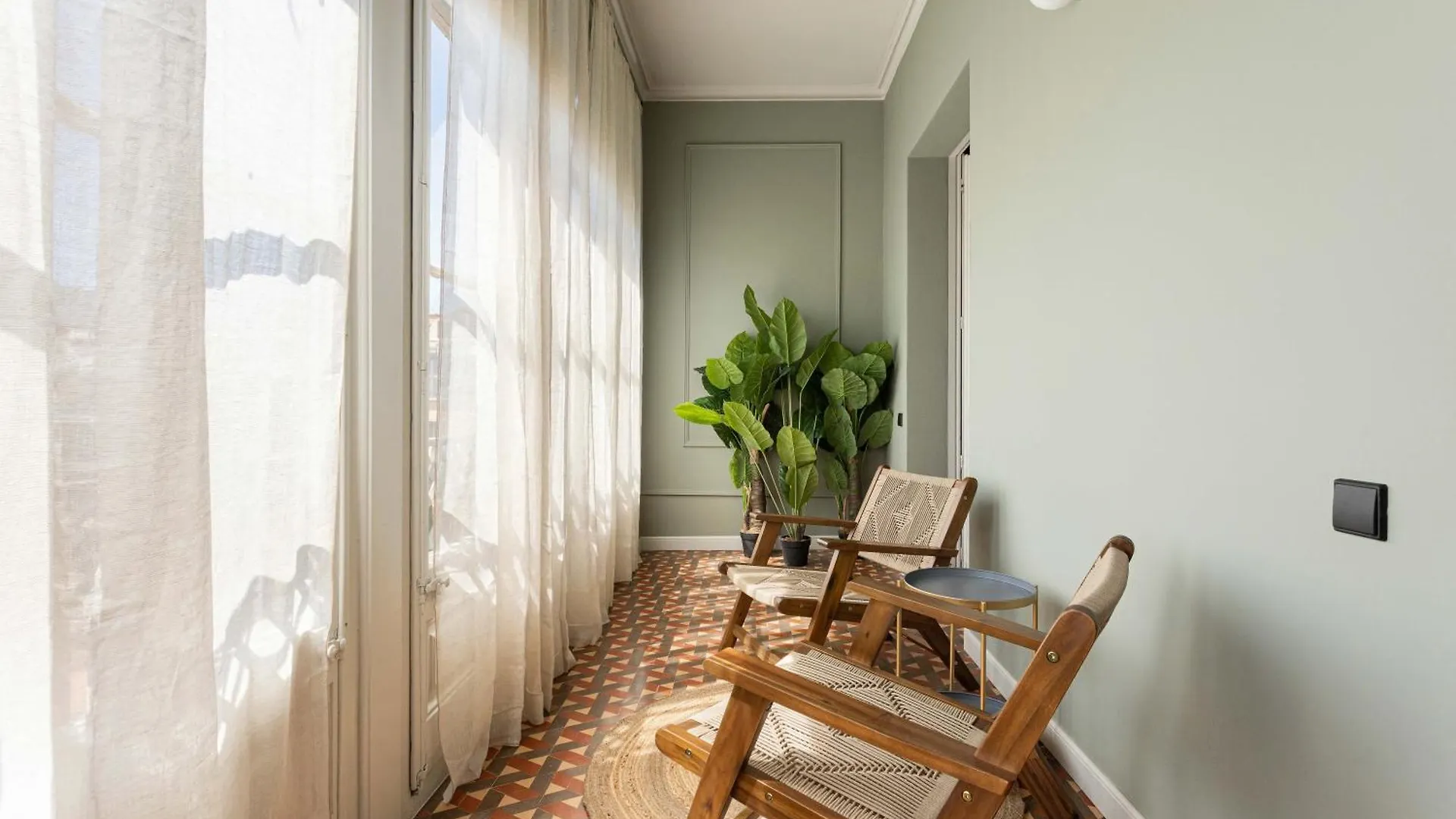 ברצלונה Spacious Stylish 4-Bedroom Modernist Apartment