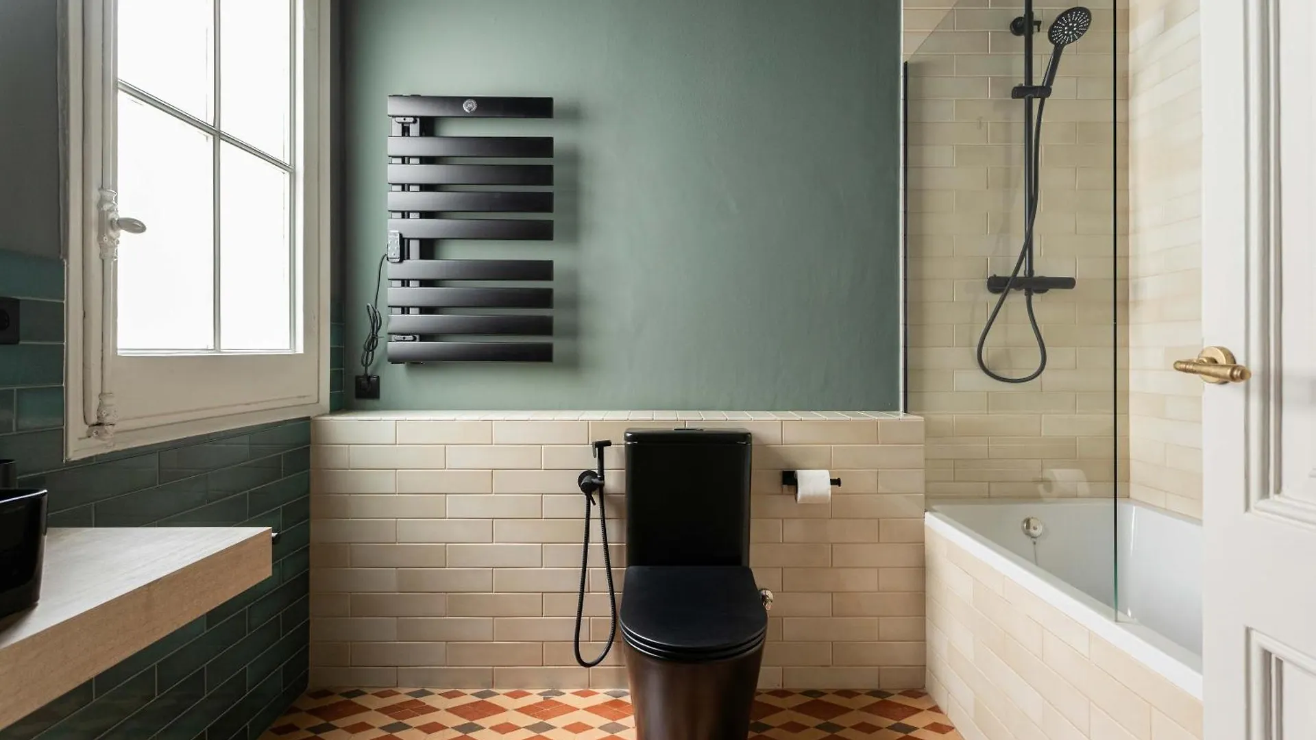 ברצלונה Spacious Stylish 4-Bedroom Modernist Apartment