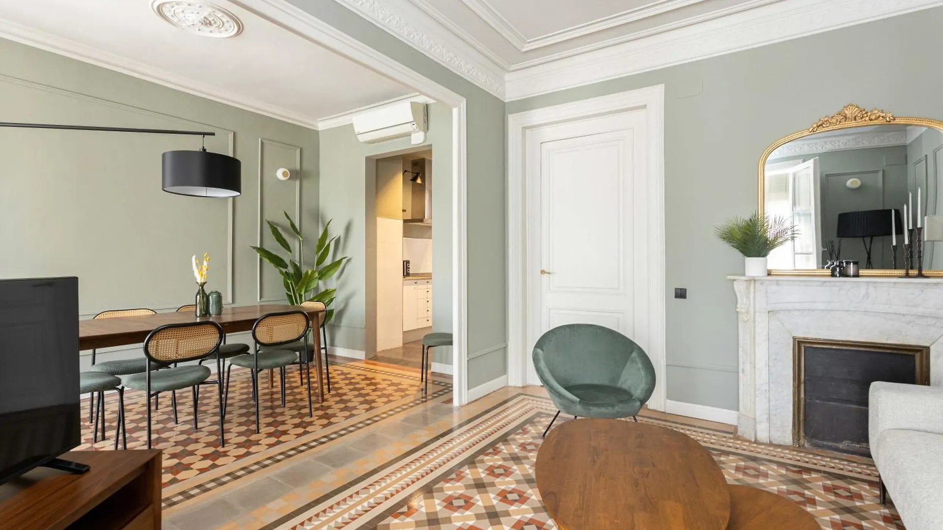 ברצלונה Spacious Stylish 4-Bedroom Modernist Apartment