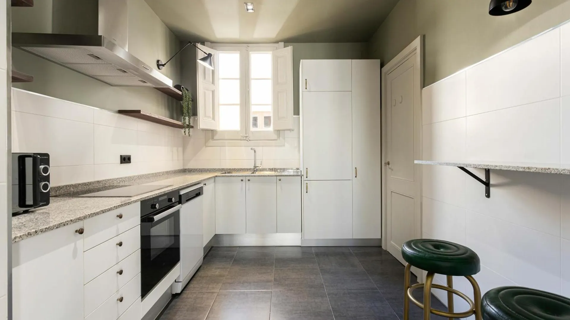 ברצלונה Spacious Stylish 4-Bedroom Modernist Apartment ספרד