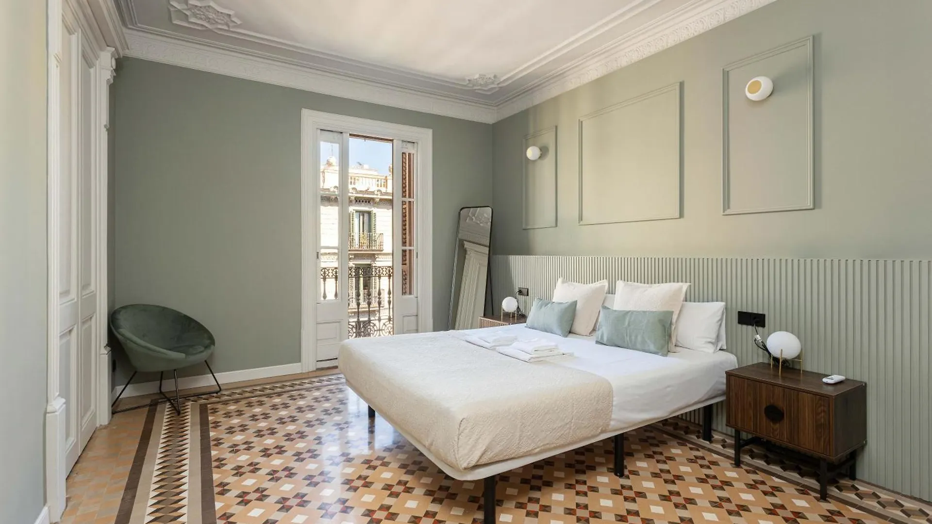 ברצלונה Spacious Stylish 4-Bedroom Modernist Apartment 0*,  ספרד