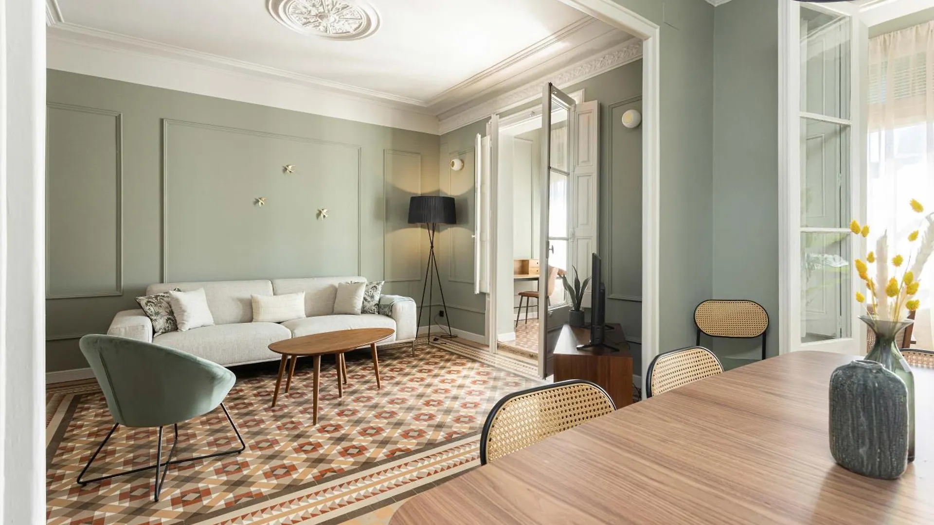 ברצלונה Spacious Stylish 4-Bedroom Modernist Apartment
