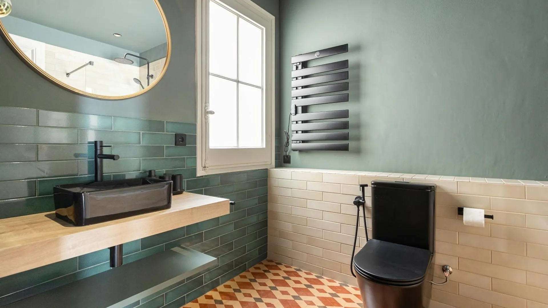 ברצלונה Spacious Stylish 4-Bedroom Modernist Apartment