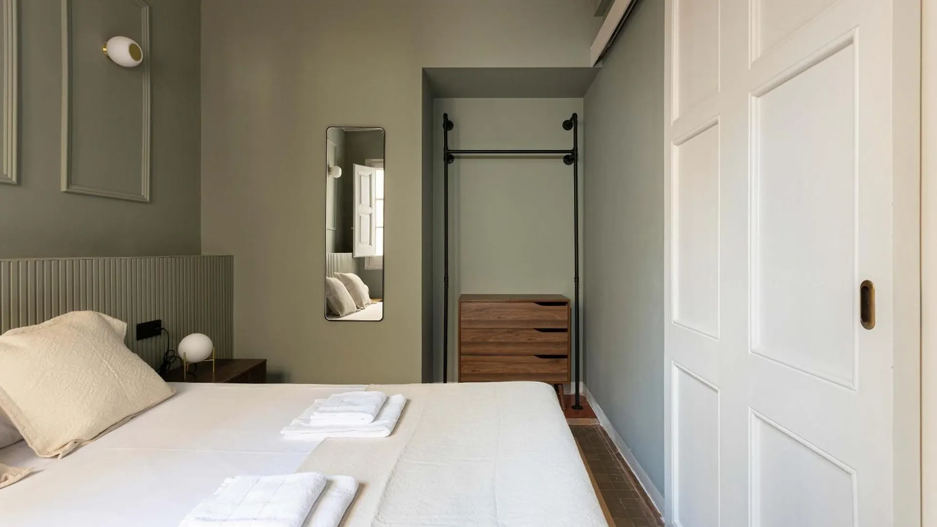 ברצלונה Spacious Stylish 4-Bedroom Modernist Apartment