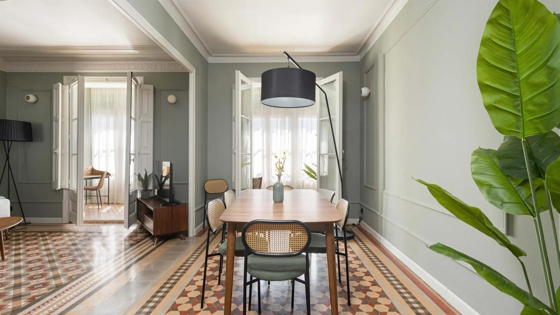 ברצלונה Spacious Stylish 4-Bedroom Modernist Apartment ספרד