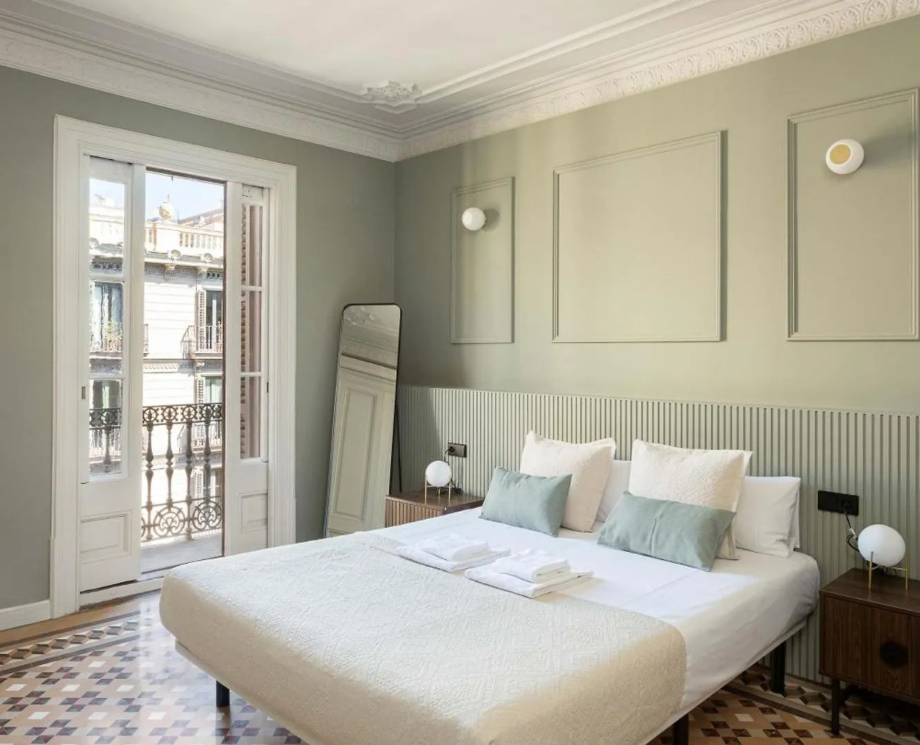 ברצלונה Spacious Stylish 4-Bedroom Modernist Apartment