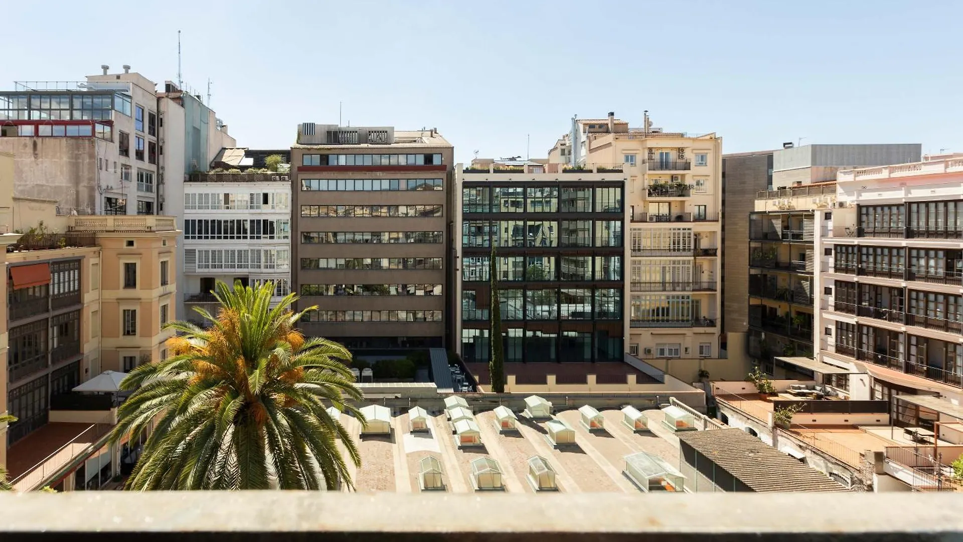 ברצלונה Spacious Stylish 4-Bedroom Modernist Apartment