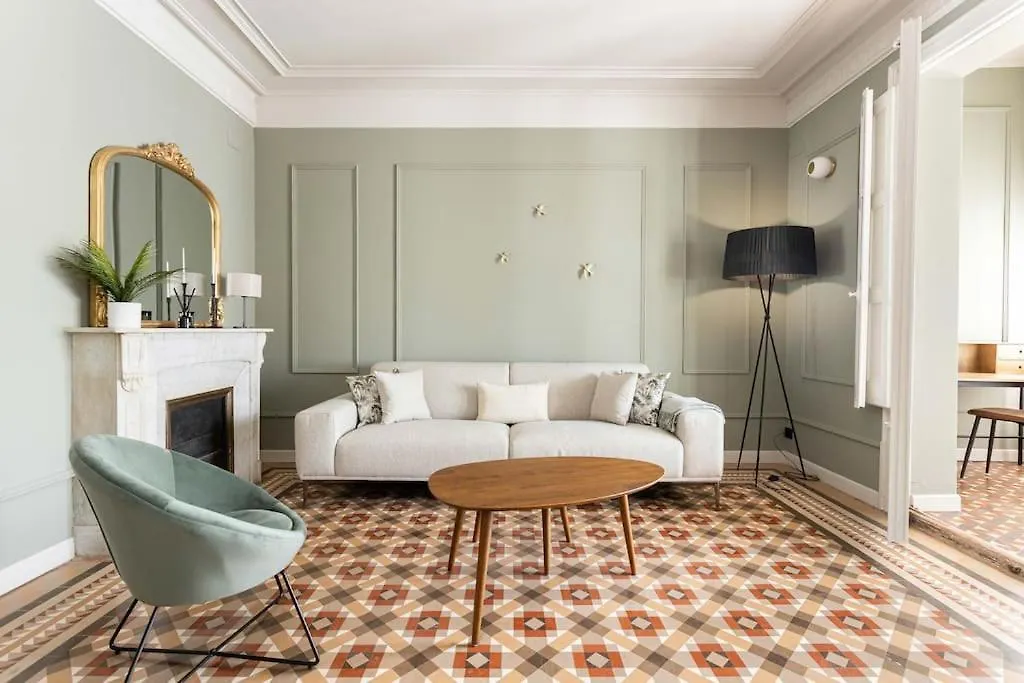 ברצלונה Spacious Stylish 4-Bedroom Modernist Apartment