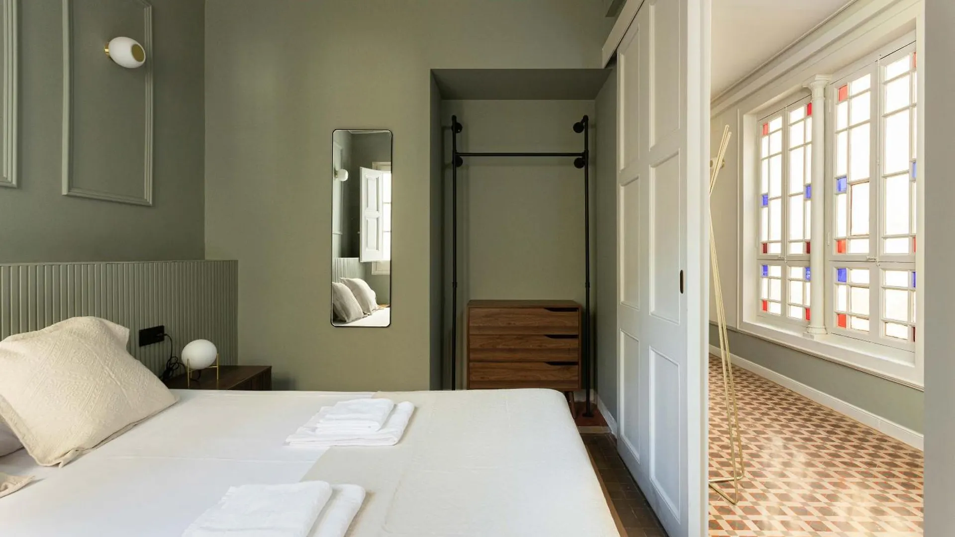 Spacious Stylish 4-Bedroom Modernist Apartment Barcelona 0*,
