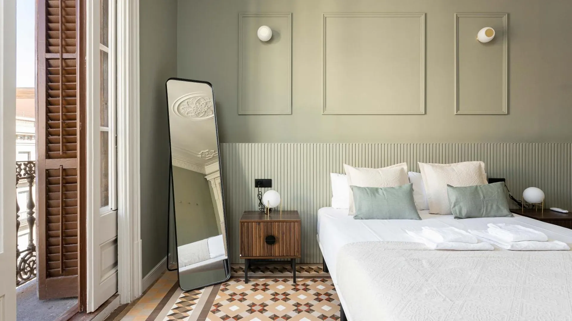 Spacious Stylish 4-Bedroom Modernist Apartment Barcelona Spain